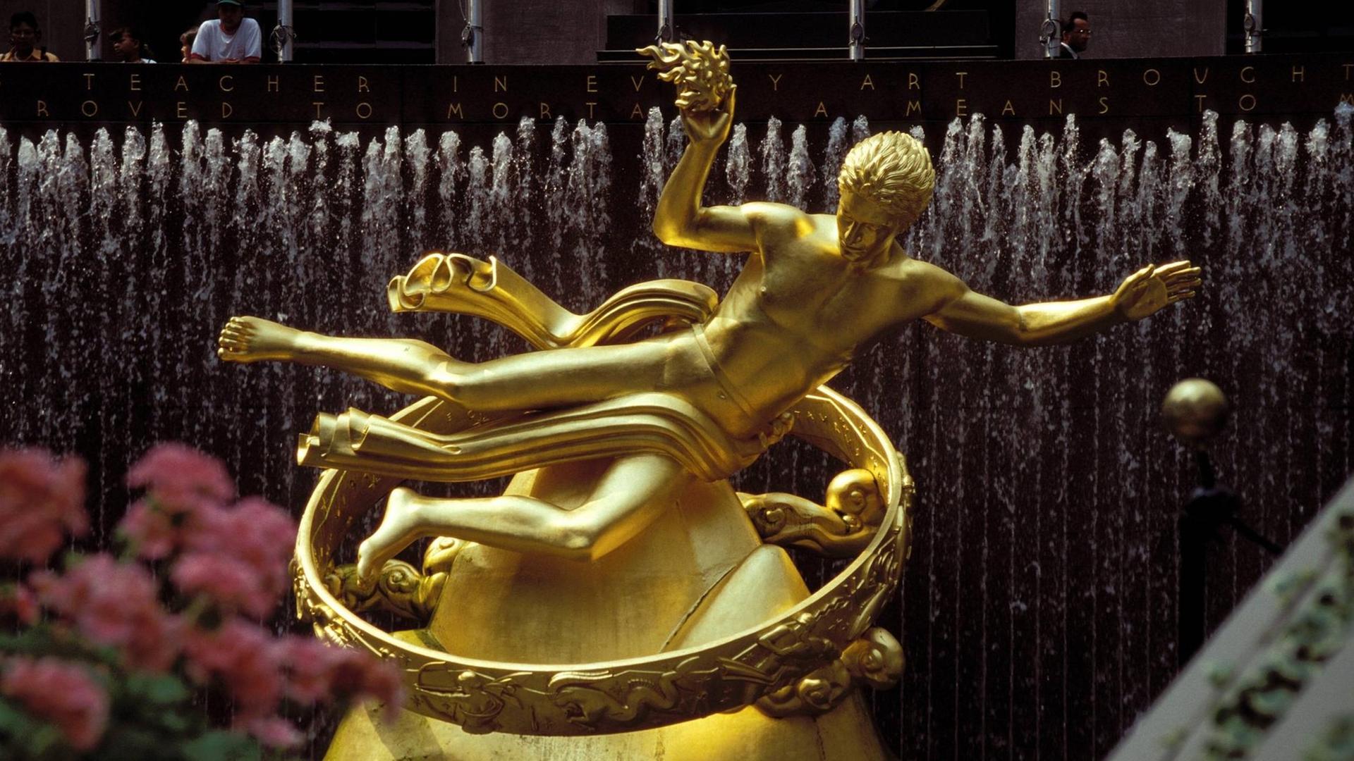 DIe Prometheus-Statue des Künstlers Paul Manship im Rockefeller Center in New York.