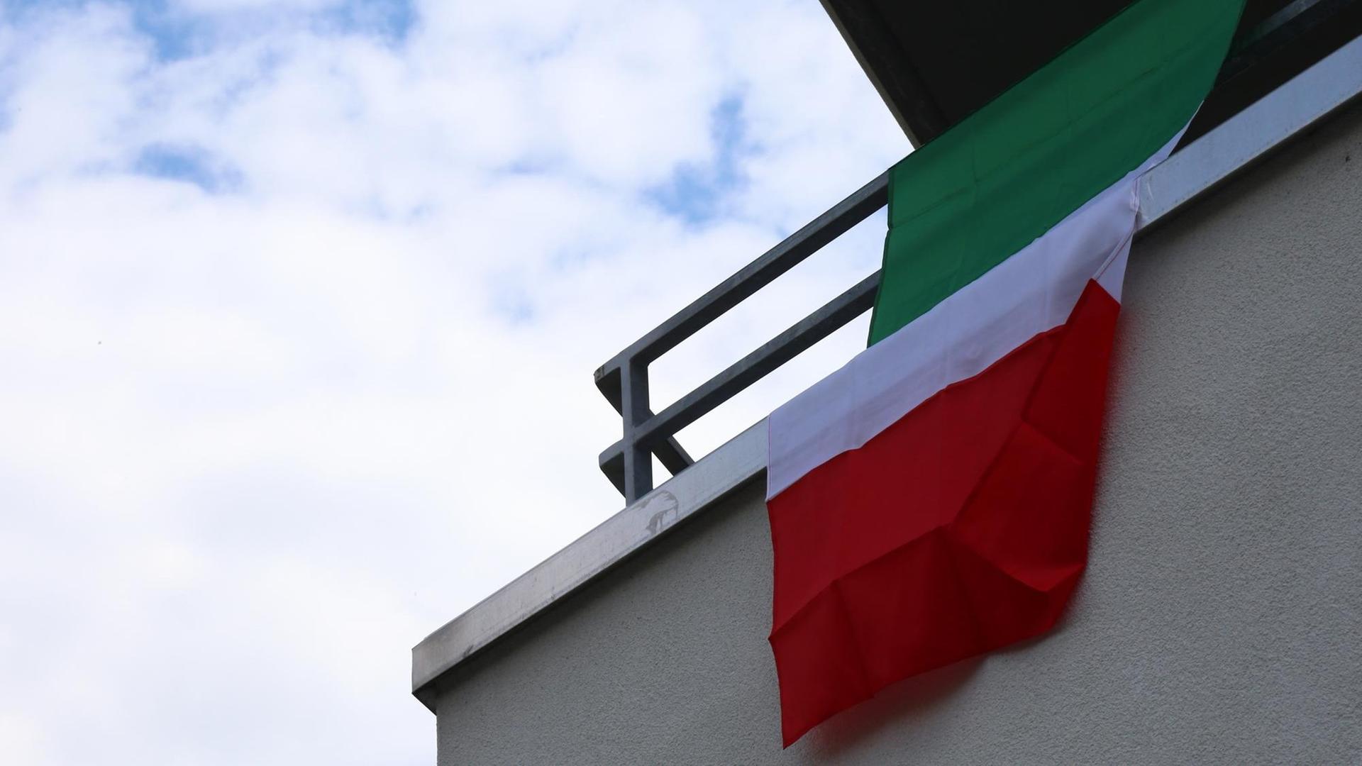 Auf dem Balkon ist eine italienische Flagge zum Gedenken an den Befreiungstag Italiens zu sehen.