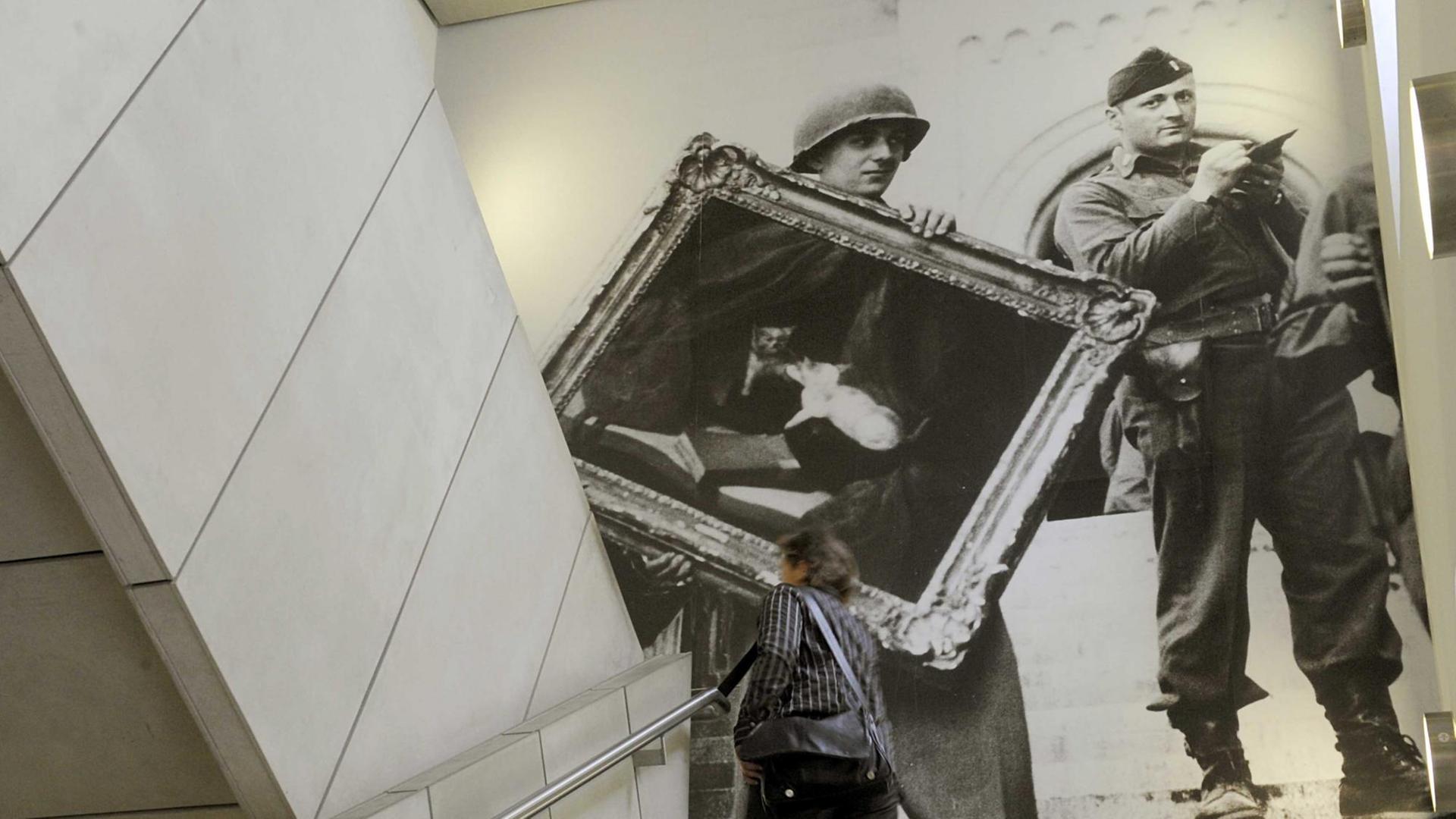 In einer Ausstellung über den Kunstraub der Nationalsozialisten werden am Donnerstag (18.09.2008) im Jüdischen Museum Berlin anhand einer Skizze die Wege der Kunstwerke aufgezeigt.