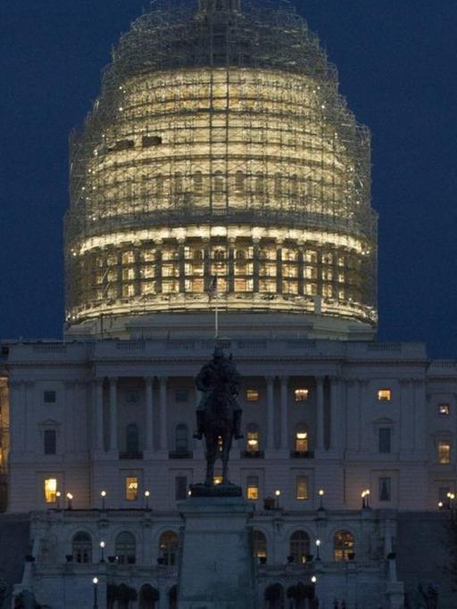 Ansicht des U.S. Kapitols in Washington bei Nacht.