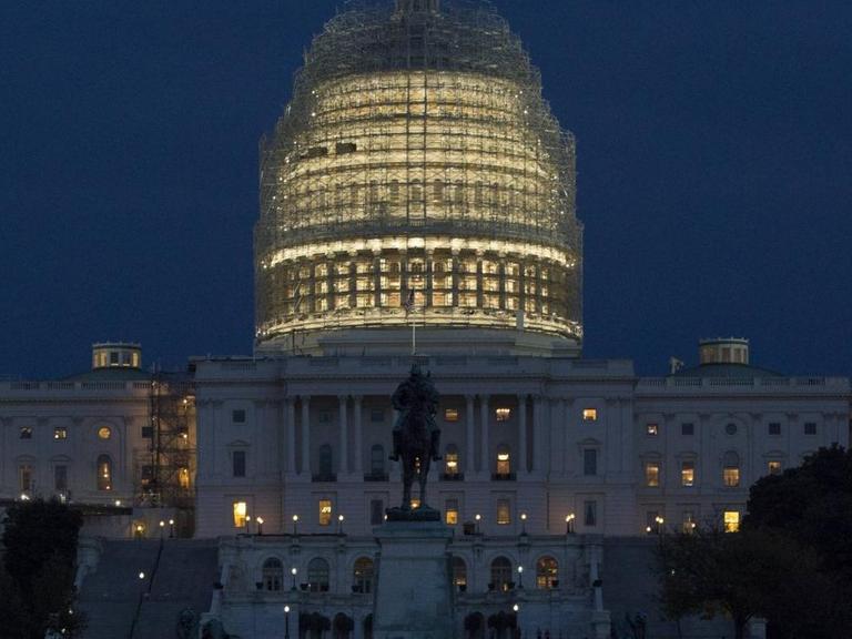 Ansicht des U.S. Kapitols in Washington bei Nacht.