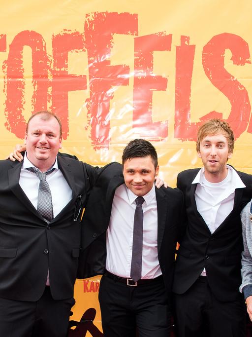 Der Produzent Hauke Schlichting (l-r), der Regisseur Michael David Pate, der Internet-Komiker Torge Oelrich alias Freshtorge und der Komiker Otto Waalkes 2015 bei der Premiere des Kinofilms "Kartoffelsalat".