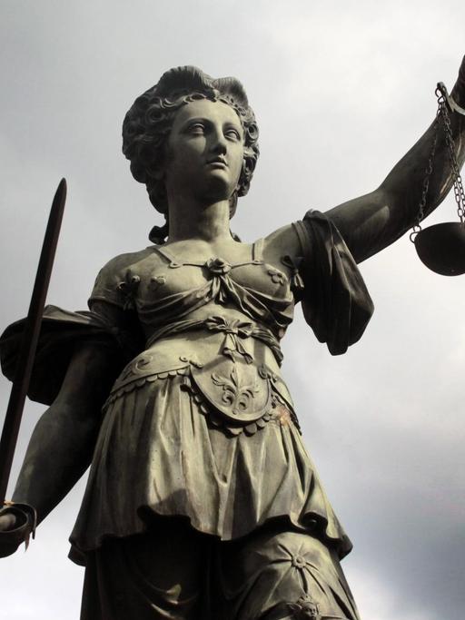 Justitia vor grauem Himmel