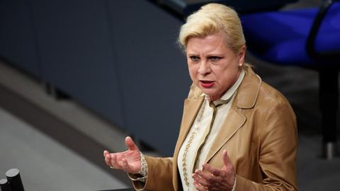 Hilde Mattheis (SPD), Bundestagsabgeordnete, spricht währed einer Debatte im Plenarsaal des Deutschen Bundestages.
