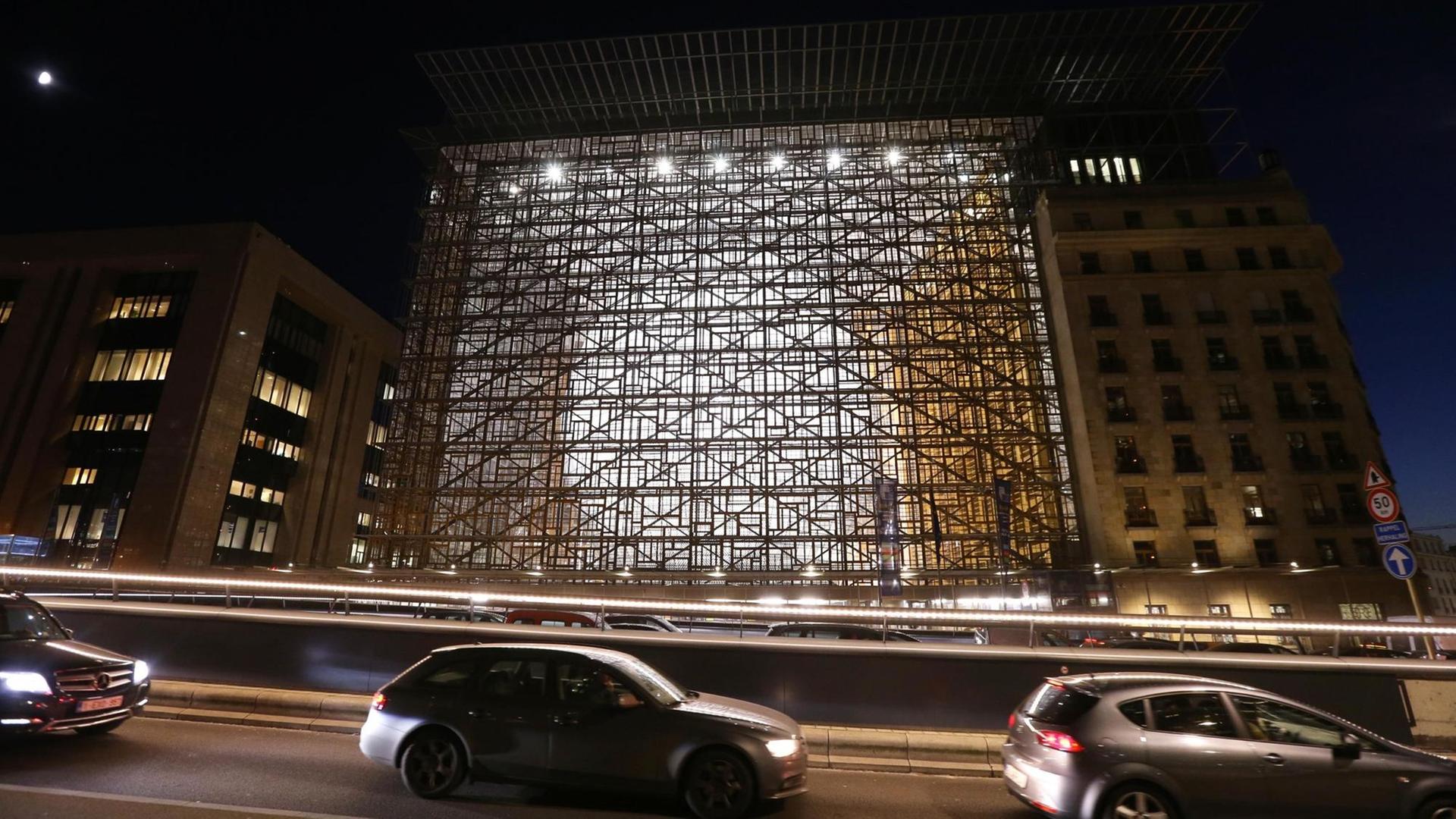 Das Bild zeigt das neue Gebäude des Europäischen Rates, genannt Space Egg. Die Form einer gläsernen Laterne in einem Kubus aus recycelten Fensterrahmen von Abbruchhäusern aus allen 28 Mitgliedstaaten der Europäischen Union.