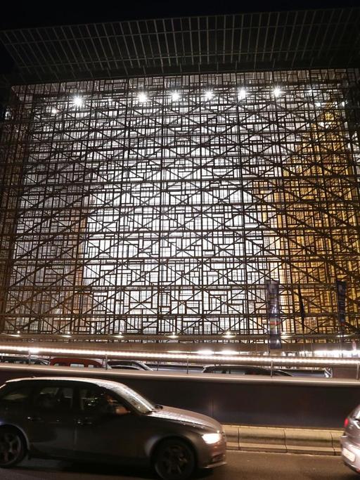 Das Bild zeigt das neue Gebäude des Europäischen Rates, genannt Space Egg. Die Form einer gläsernen Laterne in einem Kubus aus recycelten Fensterrahmen von Abbruchhäusern aus allen 28 Mitgliedstaaten der Europäischen Union.