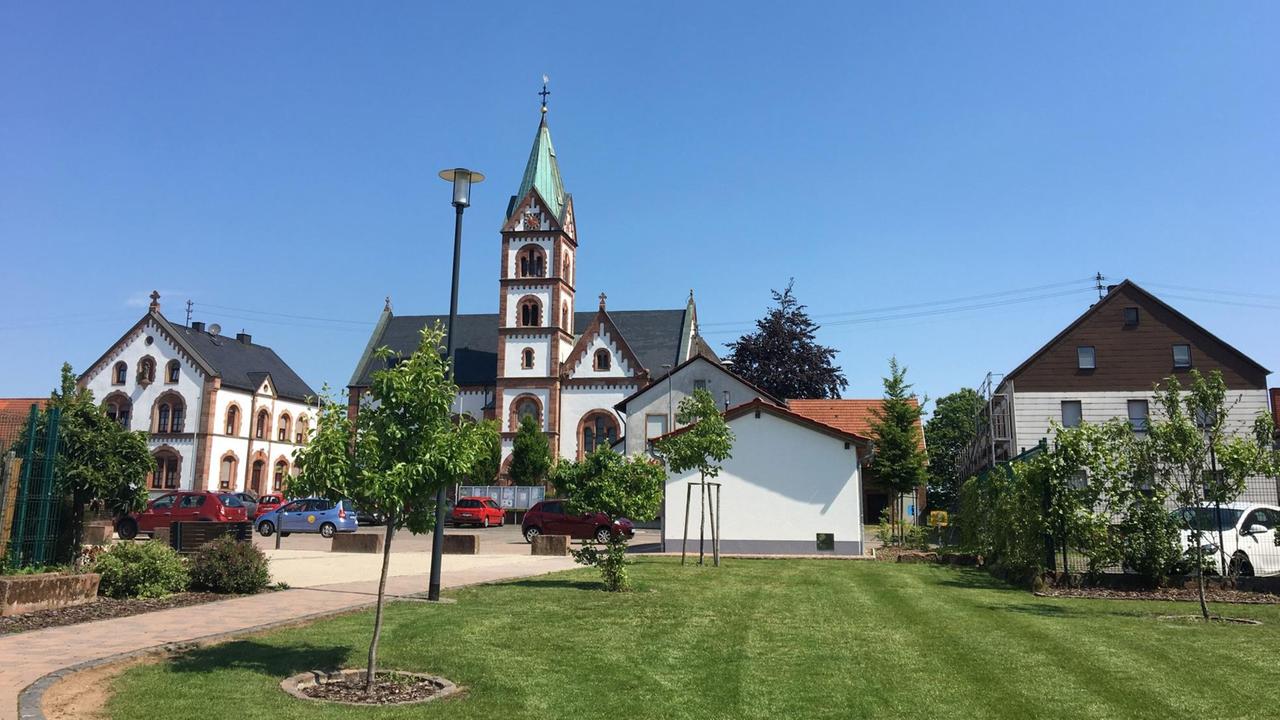 Martinshöhe in Rheinland-Pfalz - bis 2014 war vor der Kirche ein hässlicher Schotterplatz. 