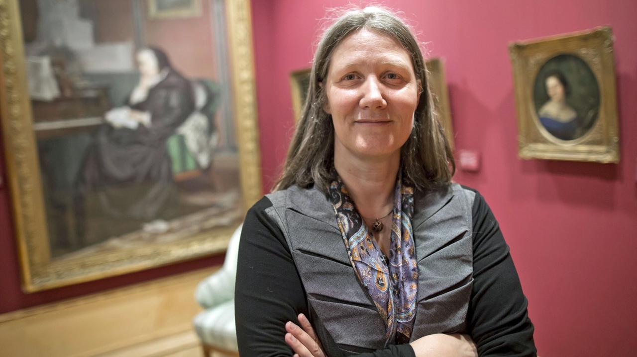 Anne Bohnenkamp-Renken, Direktorin des Freien Deutschen Hochstifts, steht in Frankfurt am Main in der Gemäldegalerie des Goethe-Hauses, das auch Sitz des Hochstifts ist.