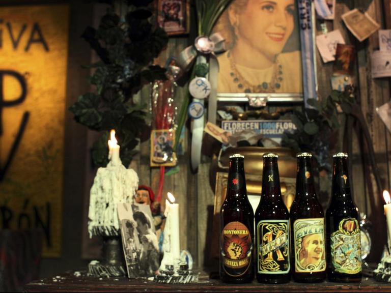 Mehrere Bierflaschen stehen in einem Schaufenster.