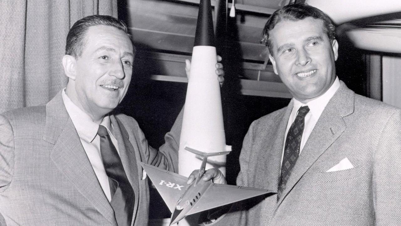 Film-Produzent Walt Disney und Raketeningenieur Werhner von Braun im Jahr 1954. Von Braun arbeitete mit den Disney-Studios an Filmen zu Reisen ins Weltall.