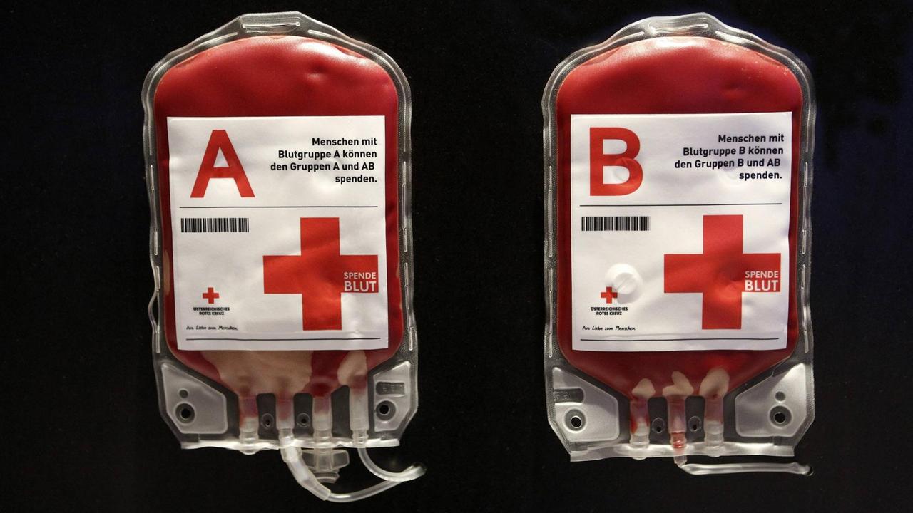 Zwei Blutkonserven vor schwarzem Hintergrund. Darauf wird erklärt, welche Blutgruppe welcher anderen spenden kann.