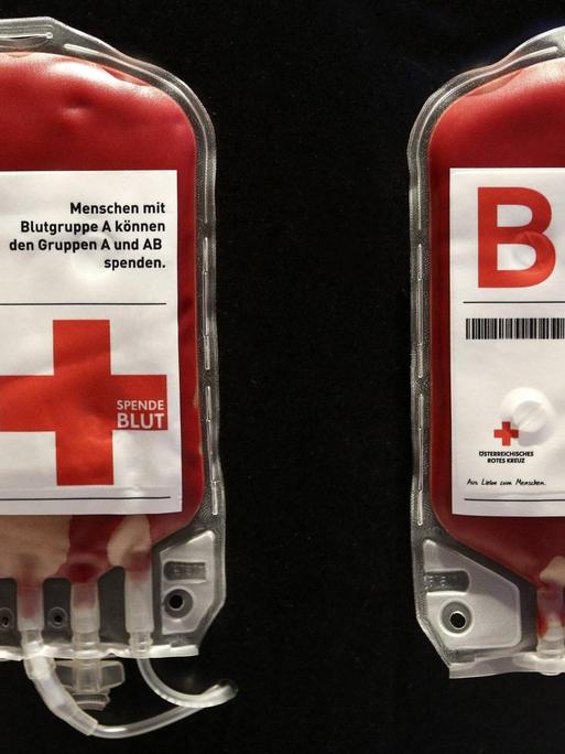 Zwei Blutkonserven vor schwarzem Hintergrund. Darauf wird erklärt, welche Blutgruppe welcher anderen spenden kann.
