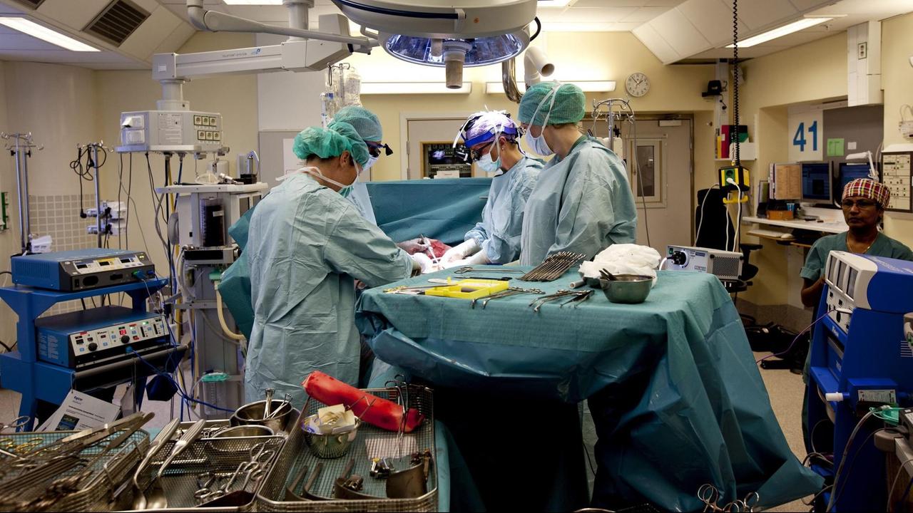 Mats Brännström und sein Team bei der Transplantation einer Gebärmutter