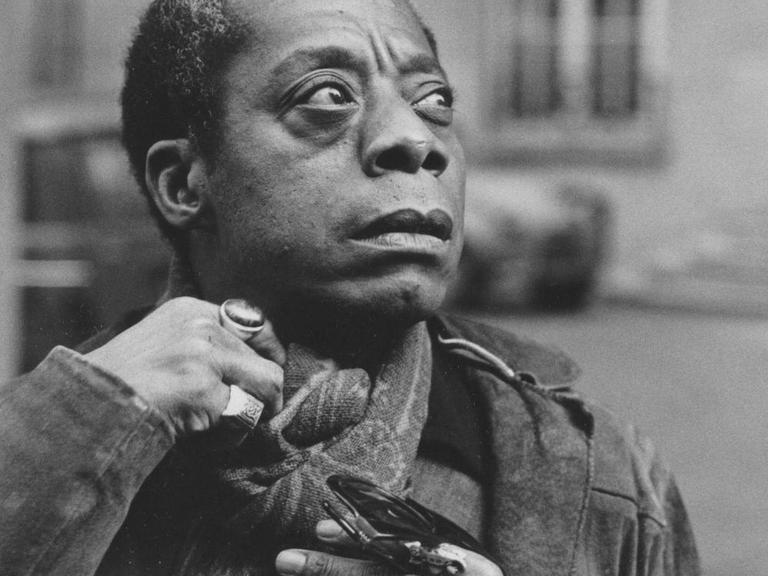 Porträt des Schriftstellers James Baldwin in Paris, ca. 1975.