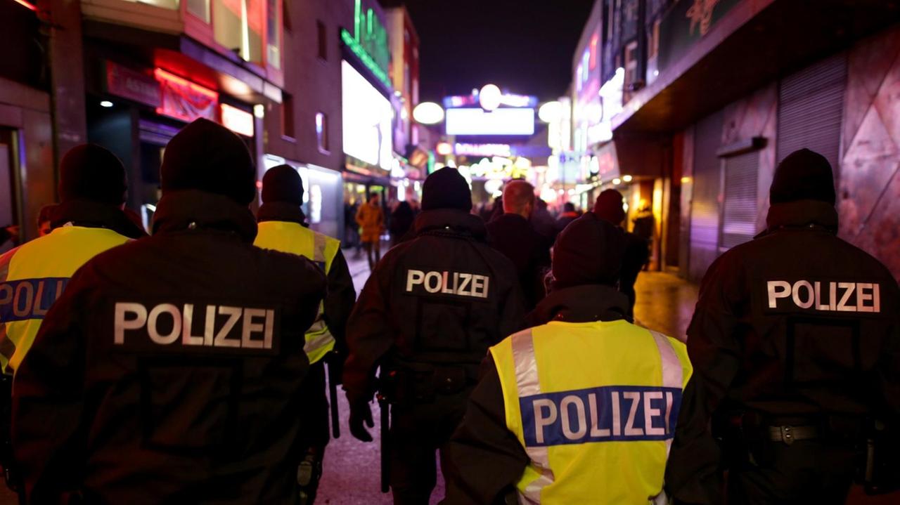 Die Polizei zeigt am 8. Januar auf der Reeperbahn in Hamburg Präsenz.