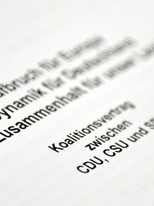 Berlin: Der Koalitionsvertrag liegt bei Sitzung im Fraktionssaal im Bundestag auf dem Tisch. Union und SPD haben sich auf die Verteilung der Ministerien verständigt und eine Einigung in den Koalitionsverhandlungen geschaffen.