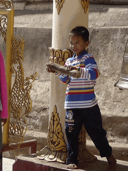 Kind in Bagan lernt, eine Glock zu schlagen