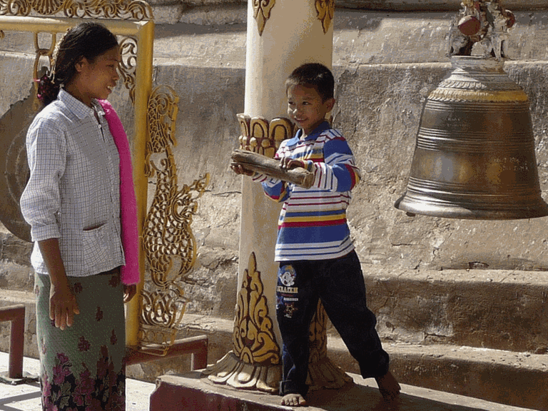 Kind in Bagan lernt, eine Glock zu schlagen