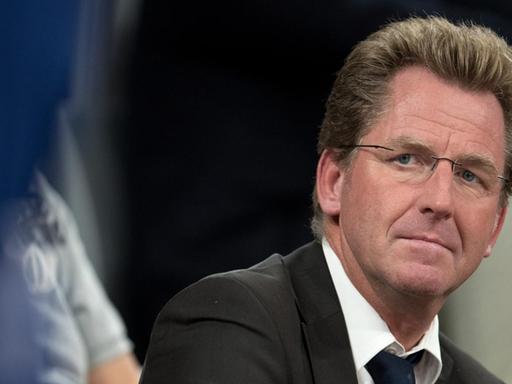 Stefan Holz, Geschäftsführer der BBL sitzt am 27.09.2015 in der Brose Arena in Bamberg (Bayern).
