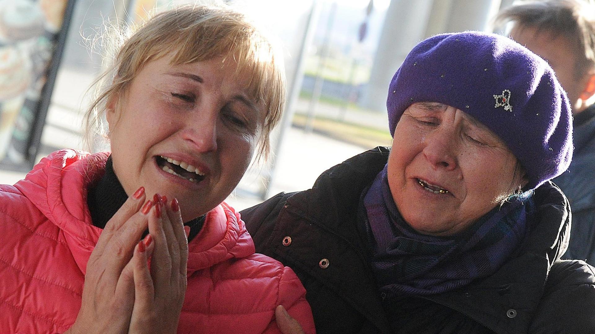 Zwei Frauen, Angehörige von Opfern des Absturzes eines russischen Flugzeugs in Ägypten, weinen am Pulkovo-Flughafen bei Sankt Petersburg.