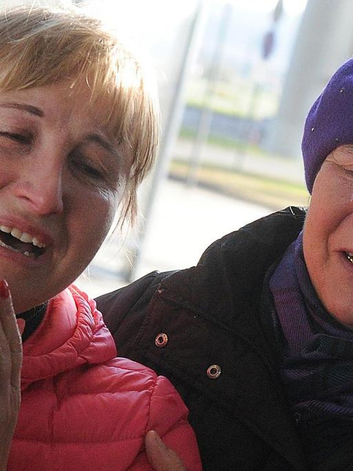Zwei Frauen, Angehörige von Opfern des Absturzes eines russischen Flugzeugs in Ägypten, weinen am Pulkovo-Flughafen bei Sankt Petersburg.