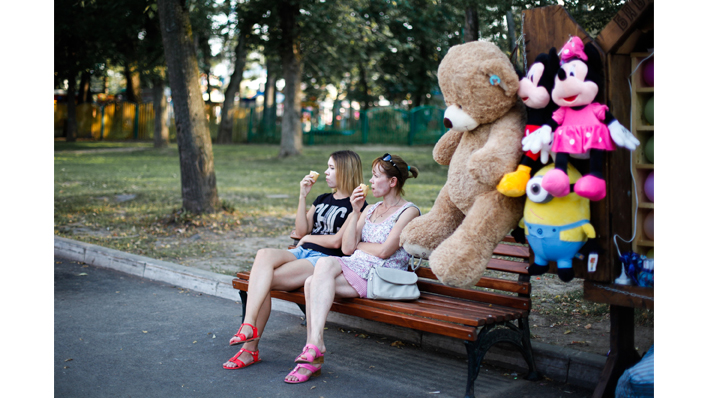 Zwei Frauen sitzen auf einer Parkbank in Moskau
