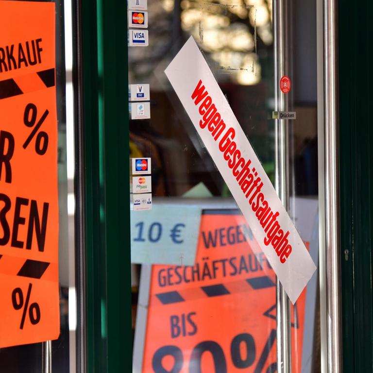 Eisenach, Thüringen: Wegen der Corona-Beschränkungen sind viele Firmen in Existenznöte geraten. In einem Schaufenster hängen neonrote Plakate mit der Aufschrift "Wir schließen", "Wegen Geschäftsaufgabe" und "Räumungsverkauf".