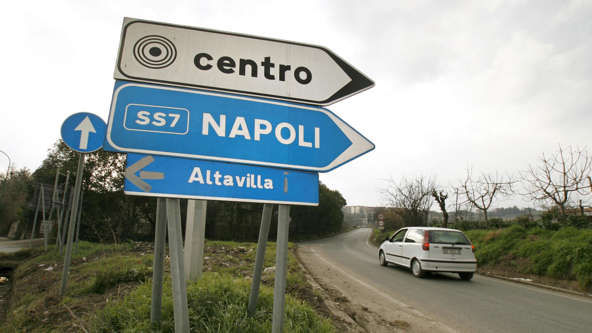 Ein Verkehrsschild zeigt die Richtungen zum Zentrum von Neapel und nach Altavilla an, aufgenommen am 31.01.2008. Foto: Lars Halbauer +++(c) dpa - Report+++
