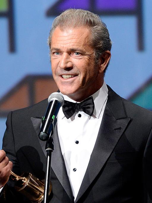 Mel Gibson, hier mit dem Crystal Globe Award für seine künstlerische Leistung während des 49. Karlovy Vary International Film Festivals in Tschechien im Jahr 2014