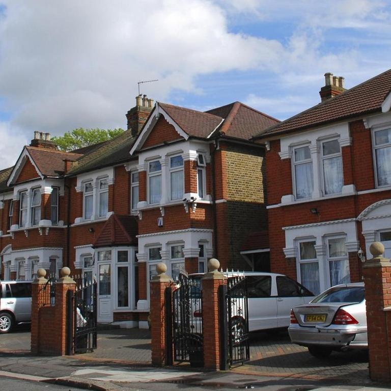 Straße mit typischen Häusern im Londoner Stadtteil Ilford