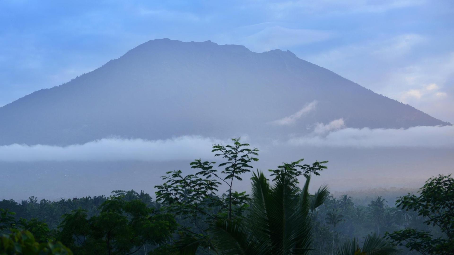 Der Vulkan Agung auf der indonesischen Insel Bali in der Nacht