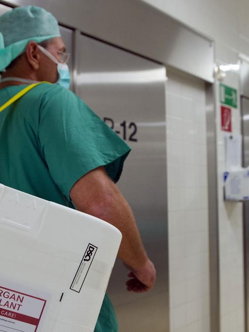 Ein Spenderorgan wird in einem keimfreien Behälter schnellstmöglichst in ein Transplantationszentrum zum Patienten transportiert.