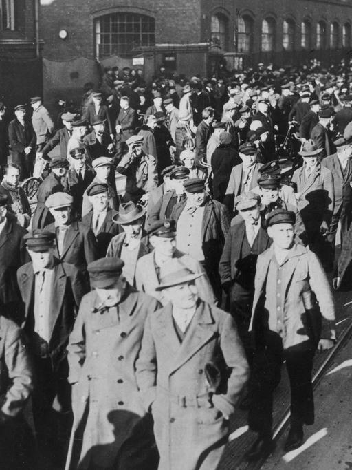 Im Jahr 1930 demonstrieren Berliner Metallarbeiter gegen die geplante Herabsetzung der Mindestlöhne um acht Prozent.
