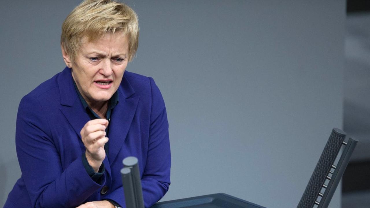 Die Bundestagsabgeordnete Renate Künast (Bündnis 90/Die Grünen) hält am 14.11.2014 im Bundestag in Berlin eine Rede.
