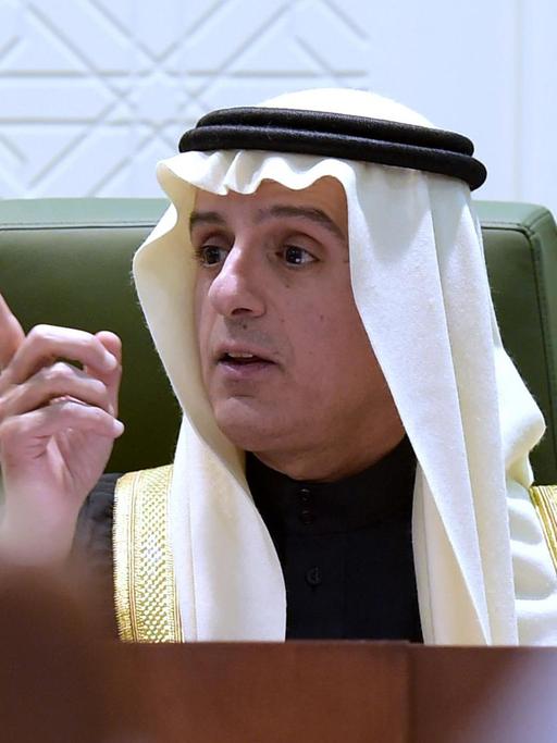 Saudi-Arabiens Außenminister Adel al-Jubeir gestikuliert mit seinem rechten Zeigefinger während er auf einer Pressekonferenz im Ministerium spricht.