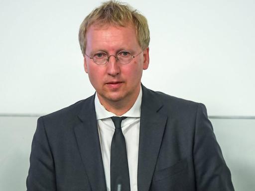 Diskussionsveranstaltung über den Umgang mit der Identitäre Bewegung moderiert vom Prof. Dr. Johannes Varwick (Lehrstuhl für Internationale Beziehungen und europäische Politik) Martin-Luther-Universität Halle-Wittenberg. im Bild: Prof. Dr. Johannes Varwick Halle / Saale // 18.10.2017 // Innenstadt *** Discussion event above the Relations with the Identitary Movement moderated of Prof Dr John Varwick Chair for International Relations and European politics Martin Luther University Hall Wittenberg in Picture Prof Dr John Varwick Hall Saale 18 10 2017 Inner city