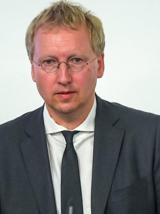 Diskussionsveranstaltung über den Umgang mit der Identitäre Bewegung moderiert vom Prof. Dr. Johannes Varwick (Lehrstuhl für Internationale Beziehungen und europäische Politik) Martin-Luther-Universität Halle-Wittenberg. im Bild: Prof. Dr. Johannes Varwick Halle / Saale // 18.10.2017 // Innenstadt *** Discussion event above the Relations with the Identitary Movement moderated of Prof Dr John Varwick Chair for International Relations and European politics Martin Luther University Hall Wittenberg in Picture Prof Dr John Varwick Hall Saale 18 10 2017 Inner city