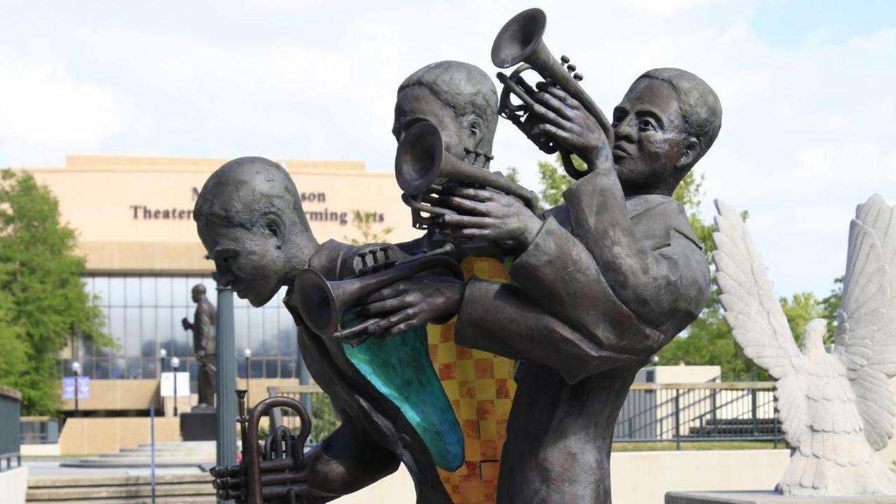 Im Louis Armstrong Park befindet sich ein Denkmal für Buddy Bolden. Charles Joseph Buddy Bolden wurde am 6. 09.1877 in New Orleans geboren. Er starb am 04.11.1931 in Jackson (Mississippi). Er galt als ein ganz großer Kornettist im New Orleans um 1900. 
