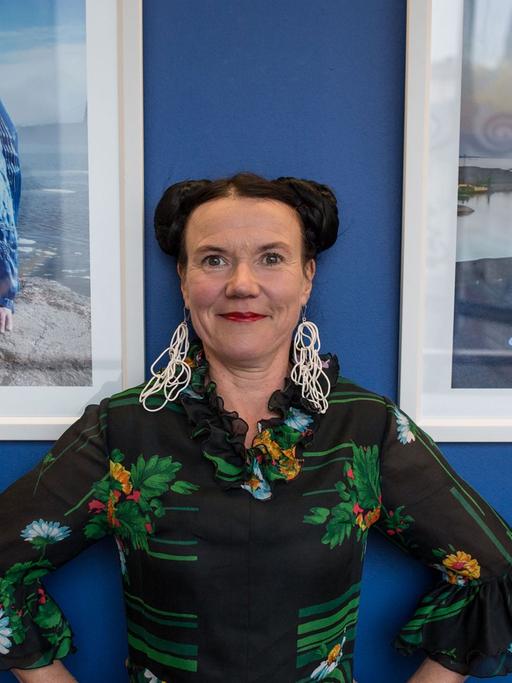 Die finnische Autorin Rosa Liksom steht am 05.10.2014 in Frankfurt am Main (Hessen) vor Bildern ihrer Fotoausstellung "Burka", für die sie Frauen mit blauen afghanischen Burkas in finnischen Landschaften fotografiert hat. Mit ihrem aktuellen Roman "Abteil Nr.6" ist die vielseitige Künstlerin auch auf der diesjährigen Buchmesse vetreten.