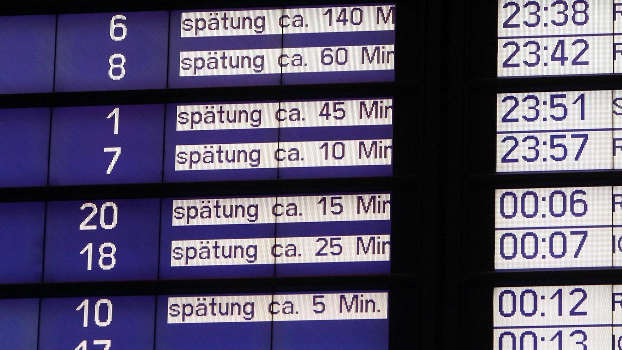 Durch einen hitzebedingten Böschungsbrand an der Schnellfahrtrasse bei Siegburg, der auf mehrere angrenzende Häuser übergriff, musste die Bahnstrecke zwischen Frankfurt und Köln gesperrt und alle Züge umgeleitet werden. Die Anzeigetafel der DB Deutsche n Bahn im Hauptbahnhof Frankfurt zeigt noch am späten Abend zahlreiche, nennenswerte Verspätungen an, Hessen, Deutschland Durch einen hitzebedingten Böschungsbrand an der Schnellfahrtrasse bei Siegburg, der auf mehrere angrenzende Häuser übergriff, musste die Bahnstrecke zwischen Frankfurt und Köln gesperrt und alle Züge umgeleitet werden. Die Anzeigetafel der DB Deutsche n Bahn im Hauptbahnhof Frankfurt zeigt noch am späten Abend zahlreiche, nennenswerte Verspätungen an, Hessen, Deutschland