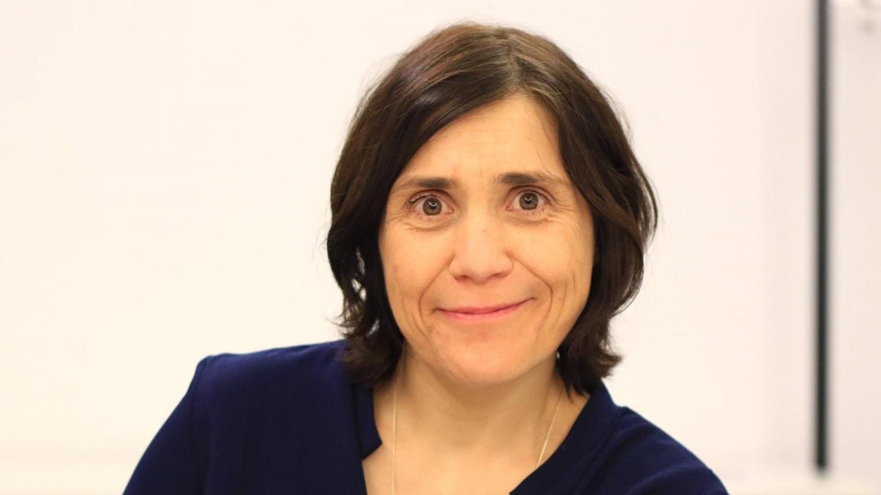 Bénédicte Savoy blickt freundlich in Richtung des Betrachters.