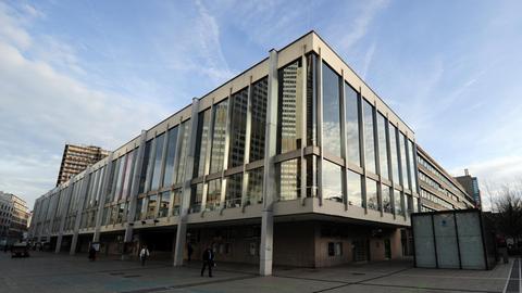 Oper und Schauspiel in Frankfurt am Main, aufgenommen am 09.12.2013. Das sehr schlichte Gebäude hat eine Glasfassade.