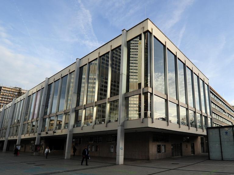 Oper und Schauspiel in Frankfurt am Main, aufgenommen am 09.12.2013. Das sehr schlichte Gebäude hat eine Glasfassade.