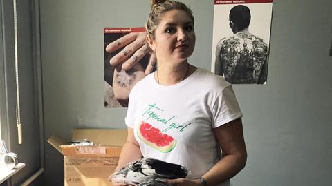 Julia Wachapowa von der Gefangenenhilfsorganisation "Rus sidjaschaja" sortiert Spenden