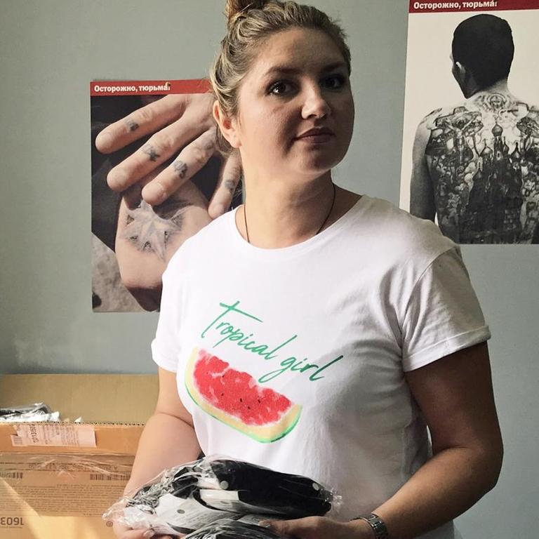 Julia Wachapowa von der Gefangenenhilfsorganisation Rus sidjaschaja sortiert Spenden