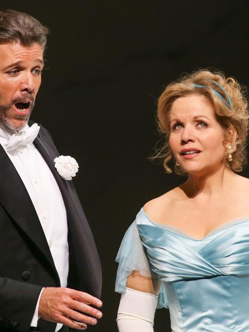 Die Sopranistin Renee Fleming als Arabella in der Oper von Richard Strauss "Arabella" während der Salzburger Osterfestspiele.