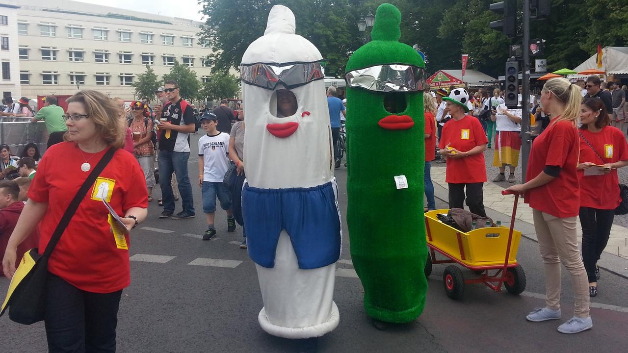 Menschliches Kondom-Maskottchen auf der Berliner Fanmeile