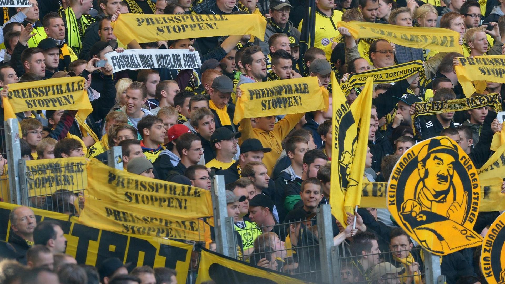 Hamburger SV - Borussia Dortmund am Samstag (22.09.2012) in der Imtech Arena in Hamburg. Dortmunds Fans protestieren vor Spielbeginn gegen die Stadionpreise.