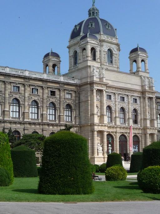 Das Naturhistorische Museum in Wien, aufgenommen am 06.08.2009. Es liegt dem Kunsthistorischen Museum gegenüber und wurde 1872 von Gottfried Semper und Karl von Hasenauer für die kaiserlichen Sammlungen entworfen und bis 1881 fertiggestellt.