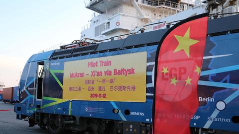 Im Fährhafen Sassnitz Mukran auf der Insel Rügen kommt ein Zug aus China auf der Neuen Seidenstraße an. Der Warenstrom zwischen China und Westeuropa hat in den zurückliegenden Jahrzehnten erheblich Fahrt aufgenommen.